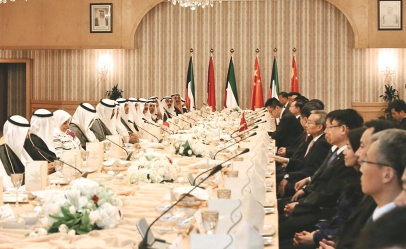 الشيخ صباح الخالد والحضور مع الوفد الصيني خلال العشاء﻿