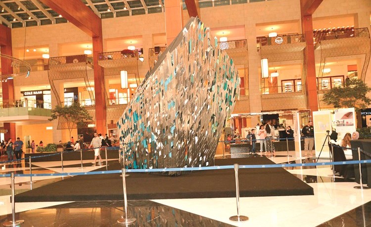 المجسم الهندسي المعروض في مول 360﻿
