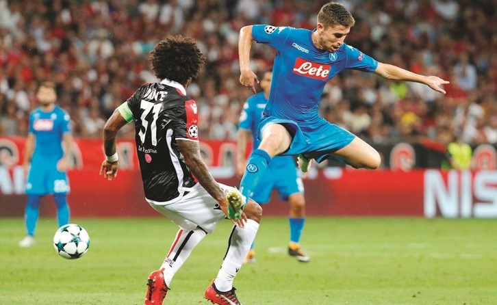 لاعب نابولي جورجينهو في صراع على الكرة مع مدافع نيس دانتي(رويترز)﻿