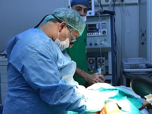 طبيب كويتي يجري 12 عملية جراحية للاجئين سوريين جنوبي تركيا