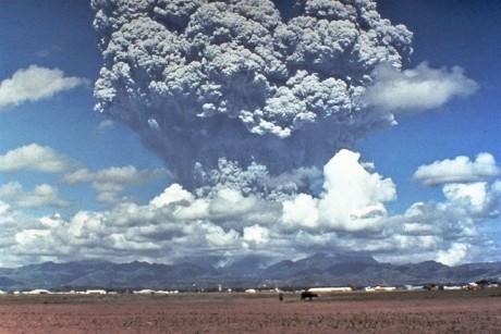 بالصور.. شاهد بركان مرعب يهدد حياة البشر