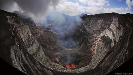 بالصور.. شاهد بركان مرعب يهدد حياة البشر