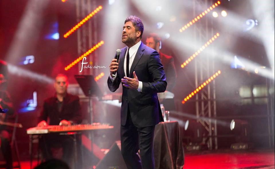 بالفيديو .. شاهد وائل كفوري يلهب حماس الجماهير قبل الصعود الى المسرح