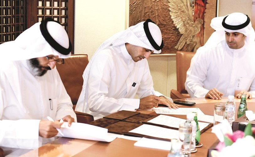 بدر الخرافي وخالد الخالد اثناء توقيع العقود﻿