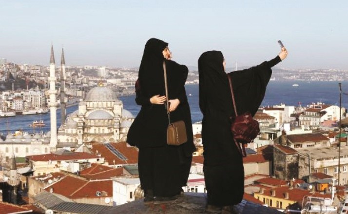 سائحات خليجيات يلتقطن سيلفي في اسطنبول﻿