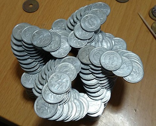 بالصور.. يابانية تبتكر أشكال معقدة بالنقود المعدنية