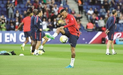 الساحر البرازيلي نيمار يداعب الكرة خلال التدريب	(أ.ب)﻿