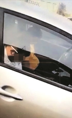 الشابان وقد غطا في سبات داخل المركبة﻿