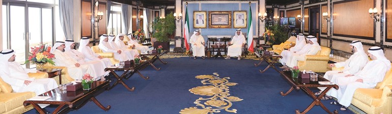 سمو رئيس الوزراء الشيخ جابرالمبارك خلال لقائه ياسر ابل وعددا من المواطنين المهتمين بالشأن الإسكاني﻿