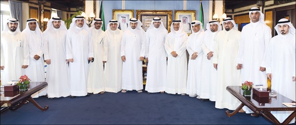 سمو رئيس مجلس الوزراء الشيخ جابر المبارك متوسطا الوزير ياسر أبل وعددا من المواطنين المهتمين بالشأن الإسكاني
