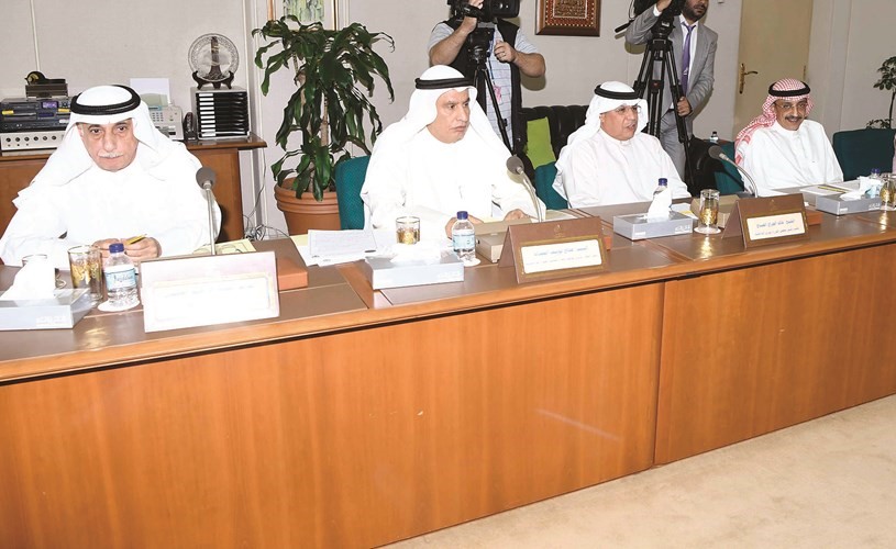 الشيخ خالد الجراح وصالح الفضالة ويوسف السنين وفريق جهاز البدون خلال اجتماع اللجنة﻿