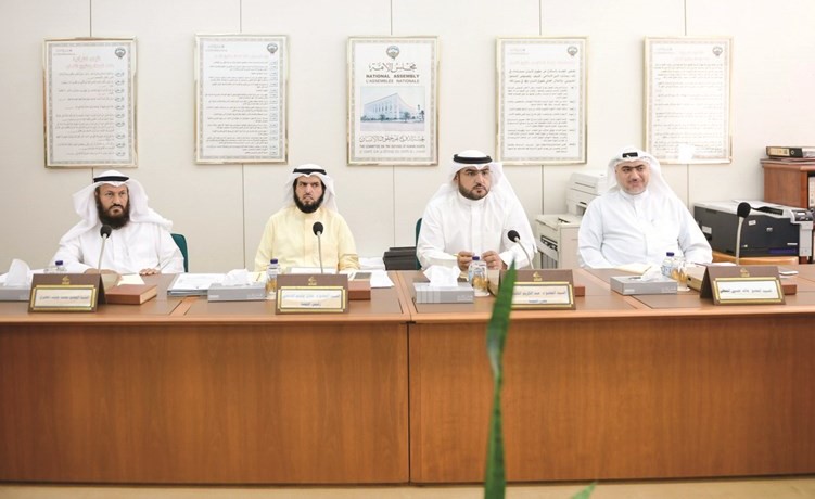 خالد الشطي ود.عبدالكريم الكندري ود.عادل الدمخي ومحمد هايف اثناء اجتماع لجنة حقوق الانسان﻿