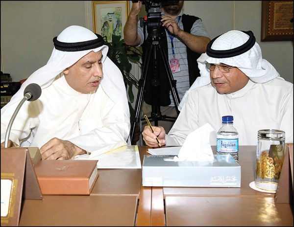 الشيخ خالد الجراح وصالح الفضالة اثناء اجتماع اللجنة