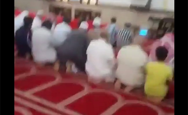 بالڤيديو.. كلب يربك المصلين في أحد المساجد بالسعودية