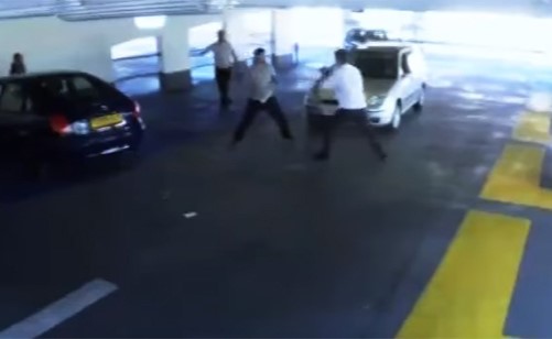 بالفيديو.. حادث سيارة يتحول إلى حلبة ملاكمة بين السائقين