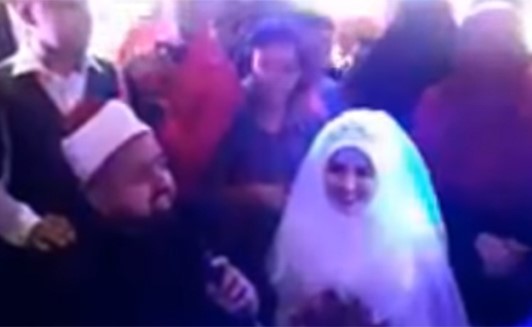 بالفيديو.. شاب يلعب دورين في حفل زفافه «العريس والمأذون»
