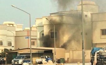 الأدخنة تنبعث من المنزل الذي شهد الحريق﻿