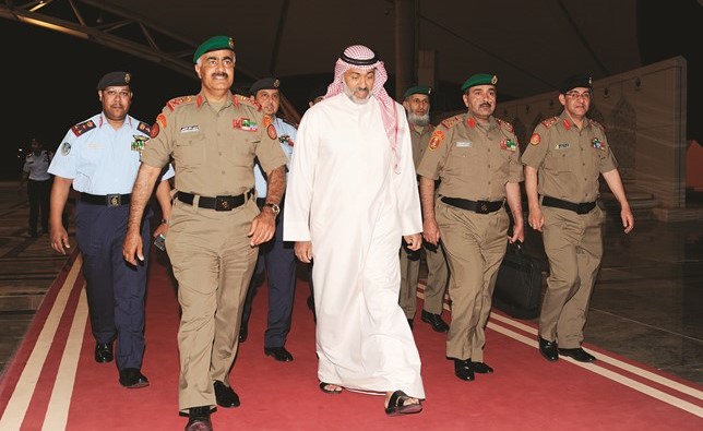 الفريق الركن محمد الخضر لدى عودته وفي استقباله الفريق الركن الشيخ عبدالله النواف﻿
