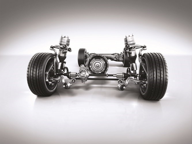 «مرسيدس - بنز» 4MATIC تحتفل بمرور 30 عاماً من الصدارة على الطرقات