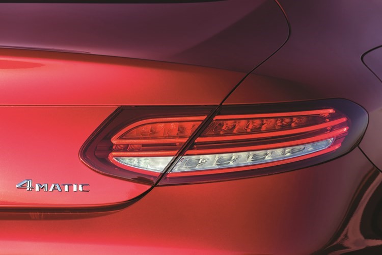 «مرسيدس - بنز» 4MATIC تحتفل بمرور 30 عاماً من الصدارة على الطرقات