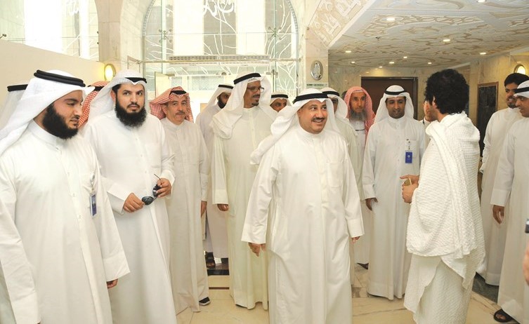 خليف الأذينة خلال تفقده مقرات حملات الحج الكويتية بالاراضي المقدسة﻿