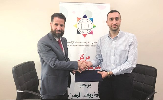 زايد حماد ود. يونس الكبيسي خلال توقيع الاتفاقية﻿