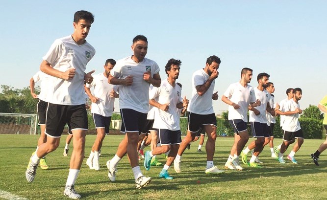  لاعبو العربي خلال التدريبات﻿