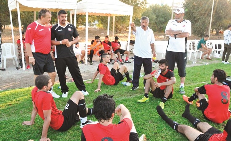 المدرب محمد الانصاري يتحدث للاعبين﻿