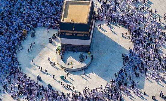 بالفيديو .. رد فعل رجل شاهد حجاجا يمارسون طقوسا غريبة بمكة