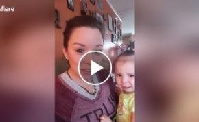 بالفيديو.. رد فعل طفلة رضيعة من صوت أمها عند الغناء