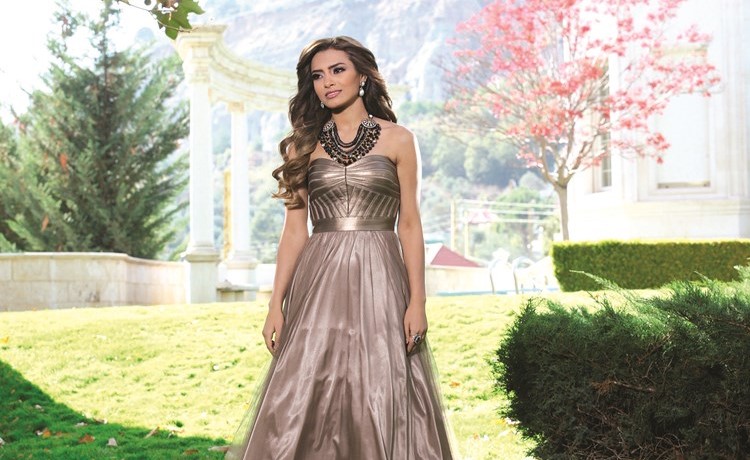 كارمن سليمان تعلن حملها وتواصل عملها على الألبوم