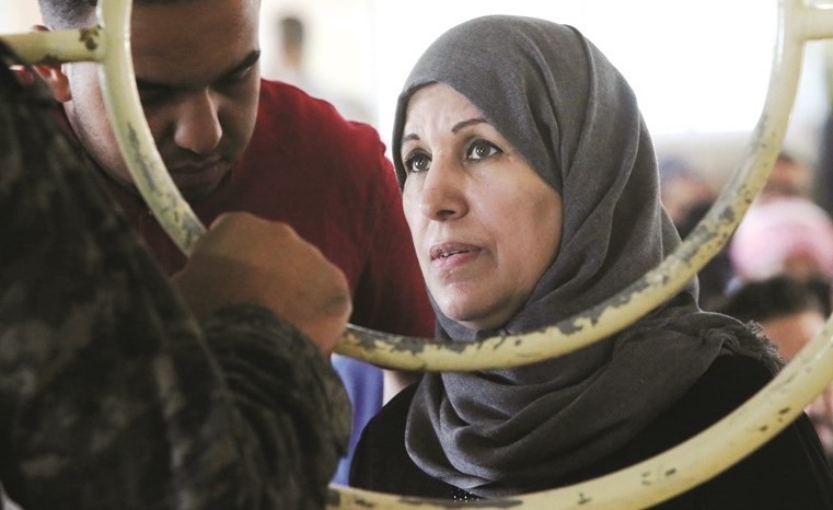 فلسطينية خلال الانتظار للعبور من معبر رفح إلى الحدود المصرية (أ. پ)﻿