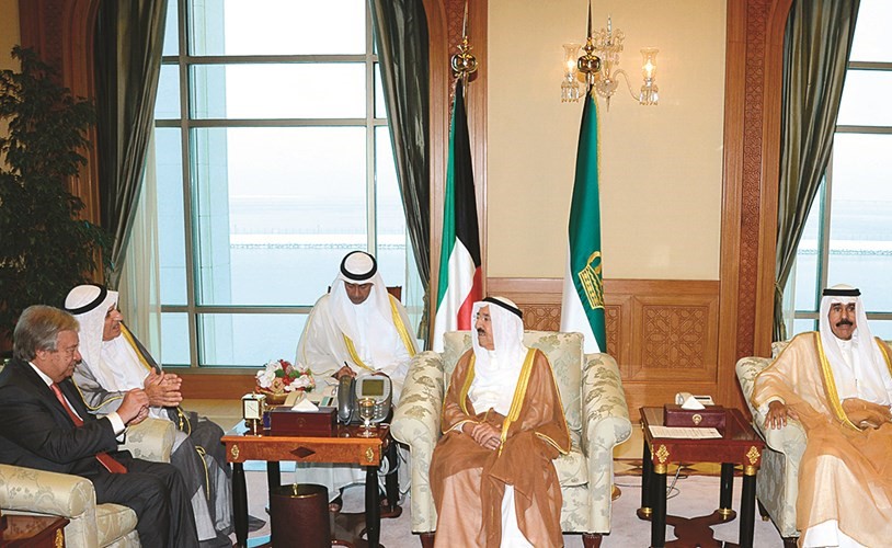 صاحب السمو الأمير الشيخ صباح الأحمد مستقبلا الأمين العام للأمم المتحدة أنطونيو غوتيريس بحضور سمو ولي العهد الشيخ نواف الأحمد وسمو رئيس الوزراء الشيخ جابر المبارك﻿