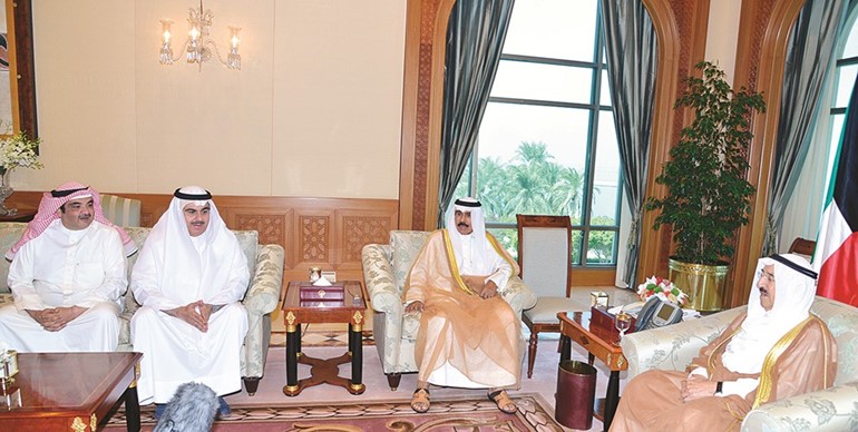 صاحب السمو الأمير الشيخ صباح الأحمد مستقبلا نجلي الفنان الراحل عبدالحسين عبدالرضا بحضور سمو ولي العهد الشيخ نواف الأحمد ﻿