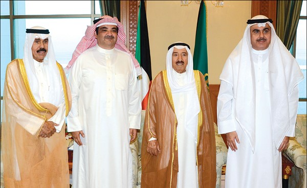 صاحب السمو الأمير الشيخ صباح الأحمد وسمو ولي العهد الشيخ نواف الأحمد مع عدنان وبشار نجلي الراحل عبدالحسين عبدالرضا