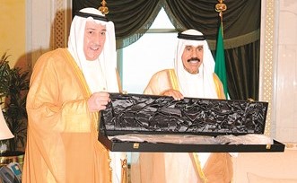سمو ولي العهد يتسلم هدية تذكارية من الشيخ فيصل الحمود ﻿