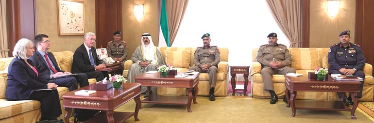 الشيخ محمد الخالد خلال استقباله وزير الدفاع البريطاني بحضور الفريق الركن محمد الخضر واللواء الركن خالد الصالح الصباح﻿