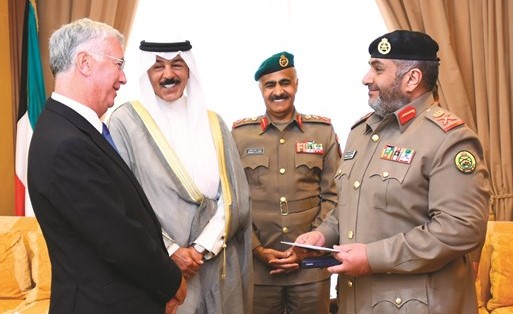 الشيخ محمد الخالد ووزير الدفاع البريطاني والفريق الركن محمد الخضر خلال منح آمر القوة البرية اللواء الركن خالد الصالح الصباح وسام كلية ساندهيرست رفيع المستوى﻿