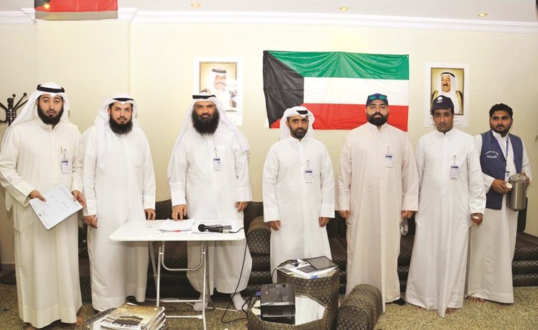 فريق بعثة الحج خلال إجراء قرعة توزيع مقرات الحملات في مشعر مزدلفة ﻿