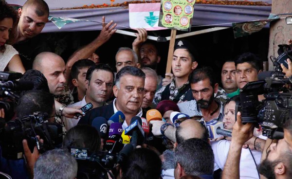 المدير العام للأمن العام اللواء عباس إبراهيم متحدثا لوسائل الإعلام من خيمة الاعتصام لأهالي العسكريين المخطوفين في وسط بيروت  (محمود الطويل)