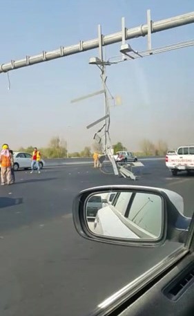 سقوط اللوحة تسبب في عرقلة حركة السير﻿
