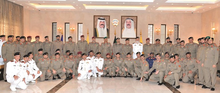  ﻿الفريق الركن محمد الخضر والفريق الركن عبدالله النواف يتوسطان ضباط الدفعة 26 في لقطة جماعية﻿