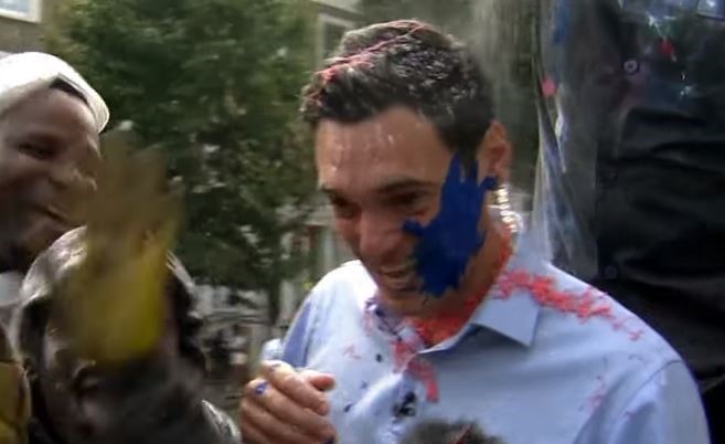بالفيديو.. مراسل تلفزيوني في موقف محرج!