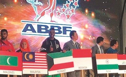 بدر بلال يحمل علم الكويت قبل المشاركة﻿