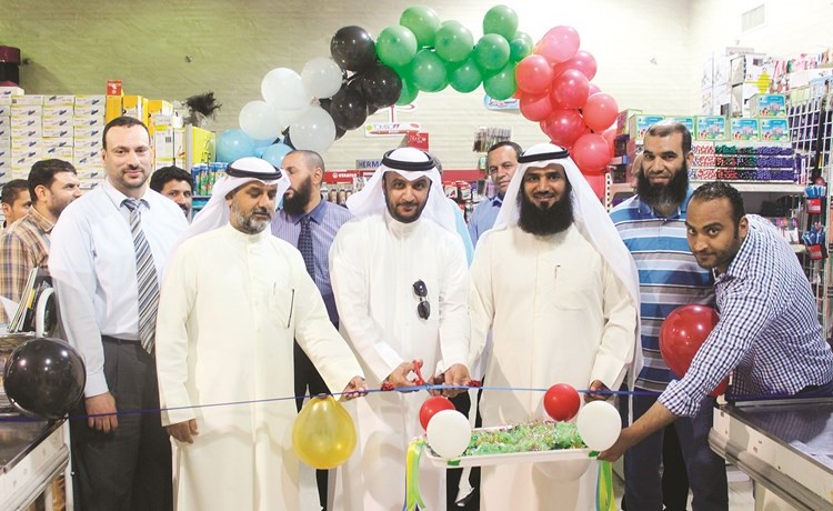  ‏رئيس وأعضاء مجلس الإدارة خلال قص شريط الافتتاح﻿