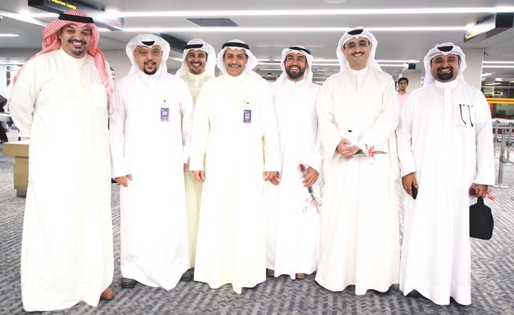من اليمين حمد المطر والإعلامي ثامر الدخيل وعبدالله الخنجي وفوزي العتيقي ومشاري السعيد ورياض السعيد وفيصل الشعلان ﻿