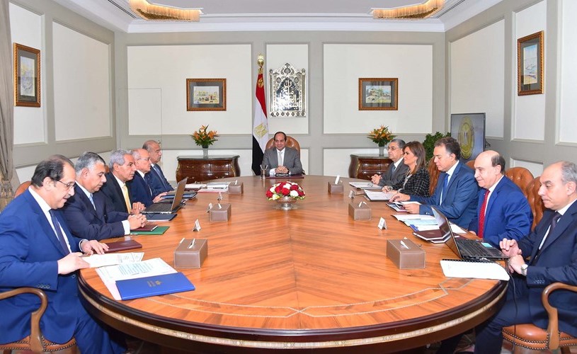 الرئيس عبدالفتاح السيسي مستعرضا مع شريف إسماعيل ومجموعة من الوزراء مشروعات التعاون مع الصين قبل مشاركته بقمة البريكس﻿