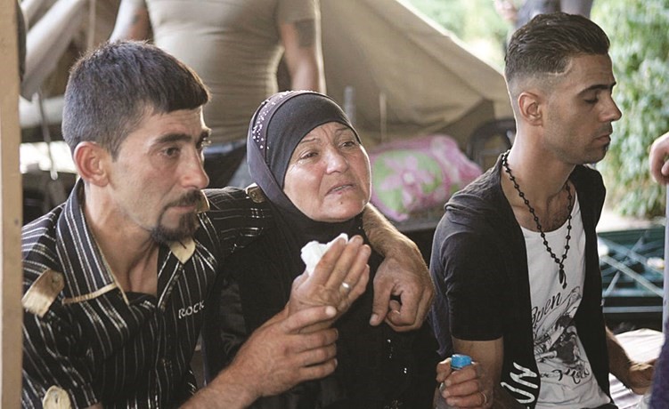 بعض اهالي العسكريين المخطوفين بخيمة الاعتصام بانتظار نتيجة فحوصات (دي ان اي ) لابنائهم	(محمود الطويل)﻿