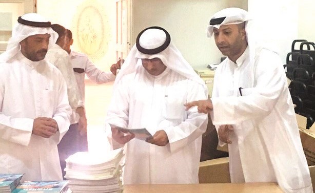 الوزير د.محمد الفارس ود.خالد الرشيد وجاسم بوحمد خلال التأكد من توزيع الكتب المدرسية﻿