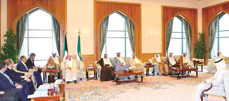 صاحب السمو الامير الشيخ صباح الاحمد مستقبلا وزير الخارجية الروسي بحضور سمو ولي العهد الشيخ نواف الاحمد والشيخ صباح الخالد ومحمد شرار والسفير احمد فهد الفهد والمستشار محمد ابو الحسن وخالد الجارالله ﻿